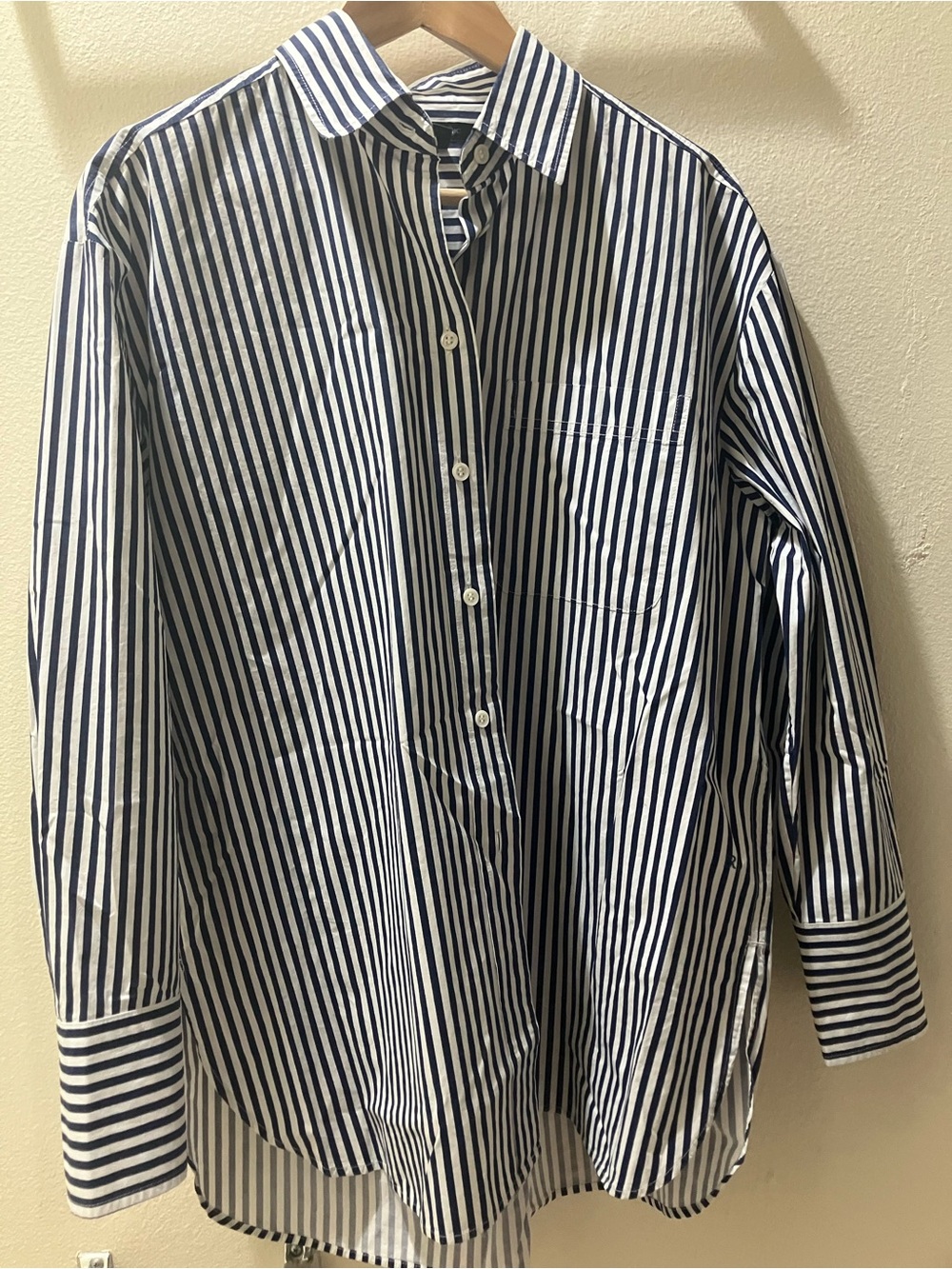 🍃 💕 Banana Republic 100% Cotton Navy and White Striped Button Down Shirt